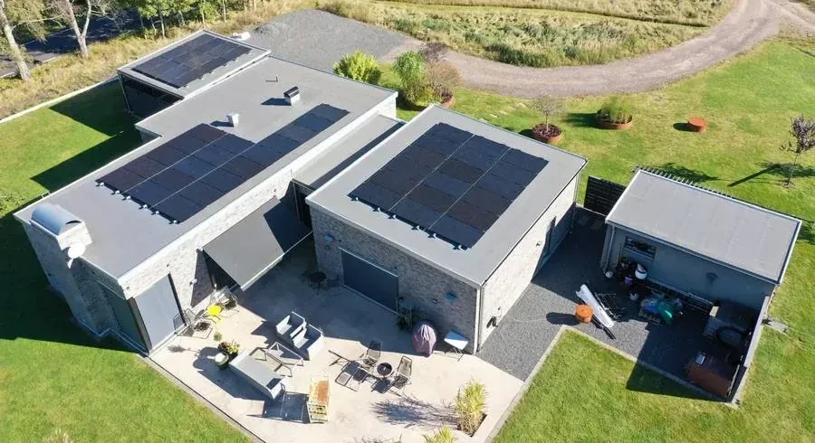 Drönarbild av villa i Marbäck med solceller på tre platta tak